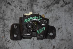 Замок скла багажника Hyundai Tucson 2004-2009 89901