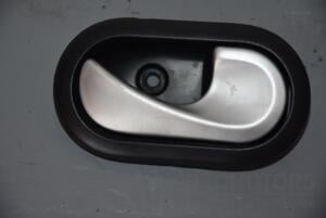 Ручка двері внутрішня права Renault Sandero 2007-2013 8200733847 99392