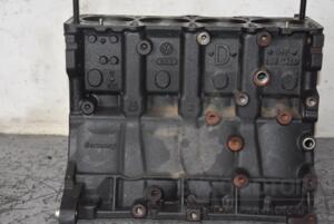 Блок двигателя VW Golf 2.0tfsi (V) 2003-2008 06F103021D 104401