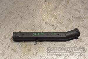 Трубка системы охлаждения VW Golf 1.6 16V (IV) 1997-2003 032121065D 211922