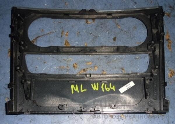 Накладка на торпедо центральна Mercedes M-Class (W164) 2005-2011 A1646804417 36483 - 2