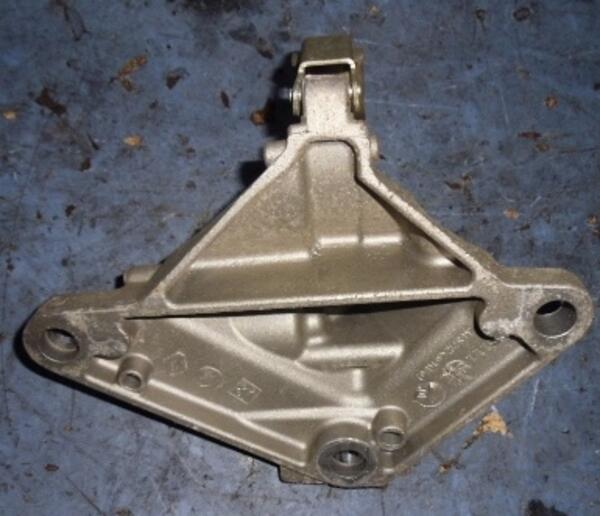 Кронштейн промежуточного вала Renault Laguna 2.0 16V (III) 2007-2015 8200934389 38926 - 2