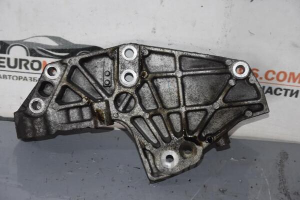 Кронштейн двигуна правий Renault Trafic 2.0dCi 2001-2014 8201011432 71650 - 2