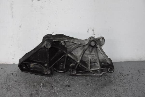 Кронштейн кріплення генератора Renault Scenic 1.9dCi (II) 2003-2009 8200100148 82364 - 2