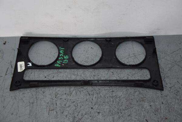 Накладка декоративна в торпедо центральна нижня VW Passat (B6) 2005-2010 3C0863100 82742 - 2