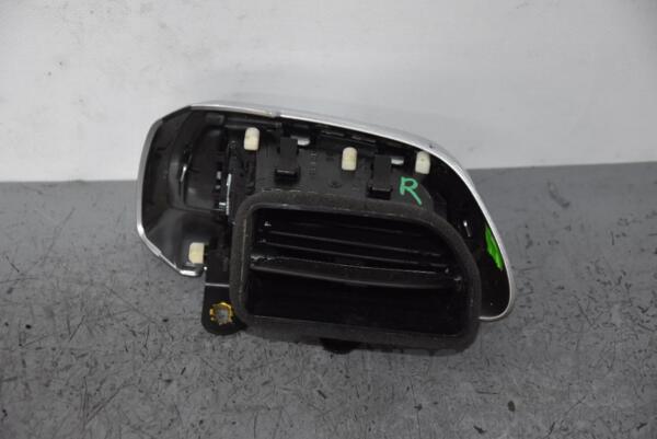 Дефлектор повітряний правий в торпедо Porsche Cayenne 2010 7P5819703B 82801 - 2
