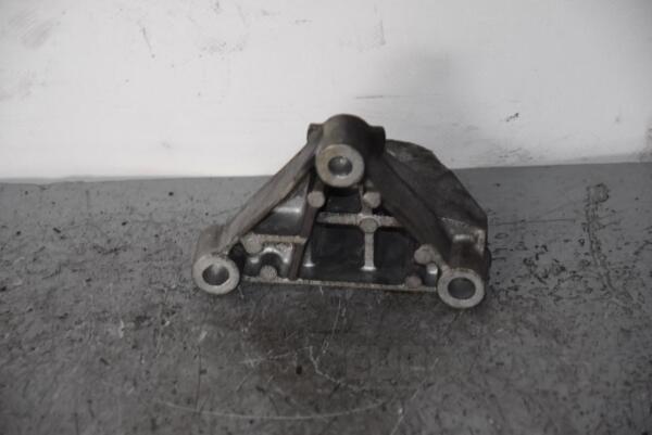 Кронштейн двигуна Renault Scenic 2.0 16V (II) 2003-2009 8200072747 83294 - 2