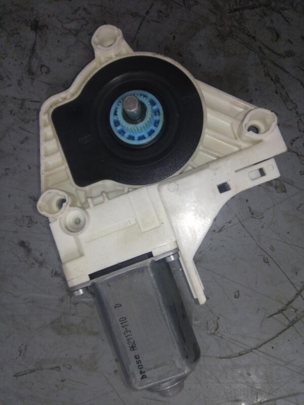 Моторчик стеклоподъемника передний правый Audi A1 2010 8K0959802C 84077 - 2