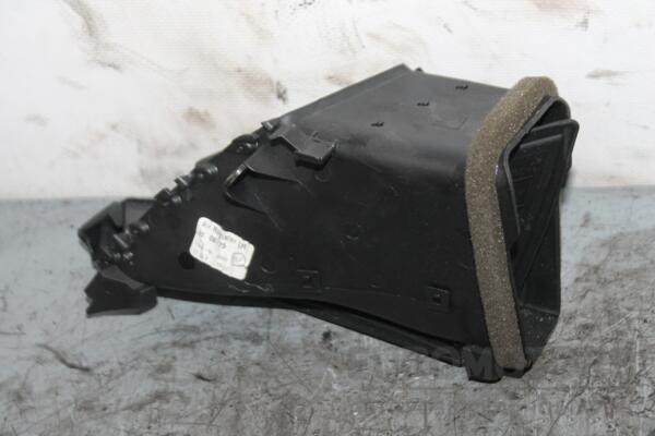 Дефлектор повітропроводів центральний лівий Ford Fiesta 2008 8A61A018B09 85335 - 2
