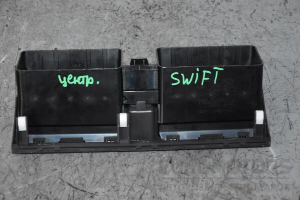 Дефлектор повітряний в торпедо центральний Suzuki Swift 2004-2010 7361062J00 85752 - 2