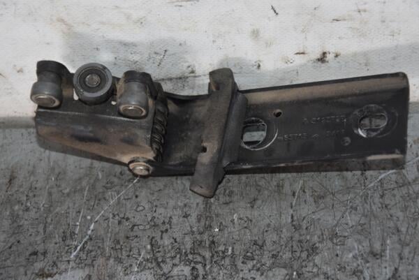Ролик двері бічної зсувними правий середній Renault Trafic 2001-2014 7700312372 95457 - 2