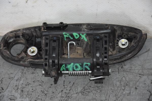 Ручка двері зовнішня передня права Hyundai i10 2007-2013 826600X000 99109 - 2