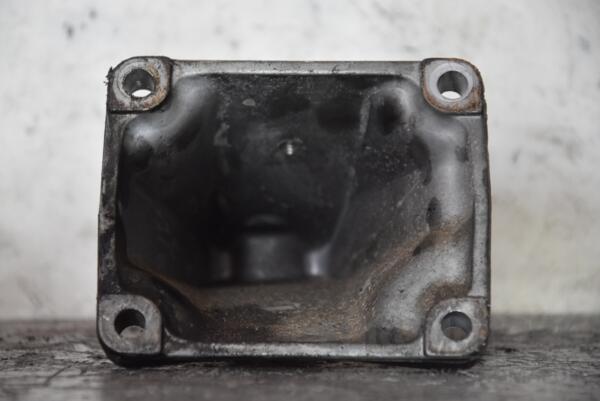 Кронштейн двигуна правий Mercedes C-class 2.2cdi (W202) 1993-2000 A6042230004 102262 - 2