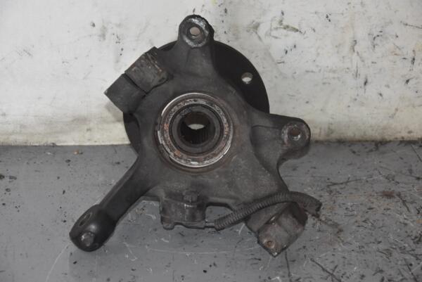 Поворотний кулак правий R16 D22 з ABS Renault Master 1998-2010 104727 - 2