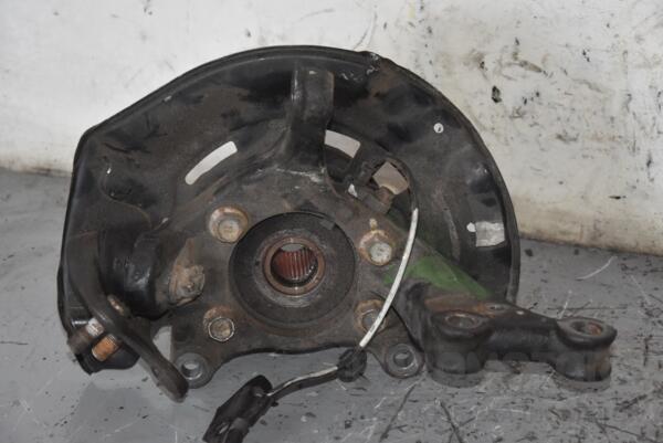 Поворотный кулак левый с ABS в сборе ступица Toyota Prius Plus (ZVW40/41) 2011 104758 - 2