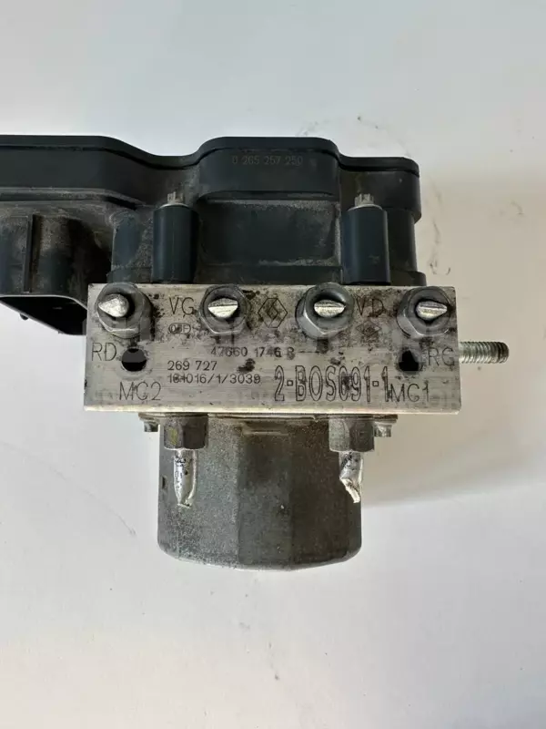 Блок управления ABS (Насос). Renault Duster 1.5dCi 2010 476601746B it-10383 Дизель - 2